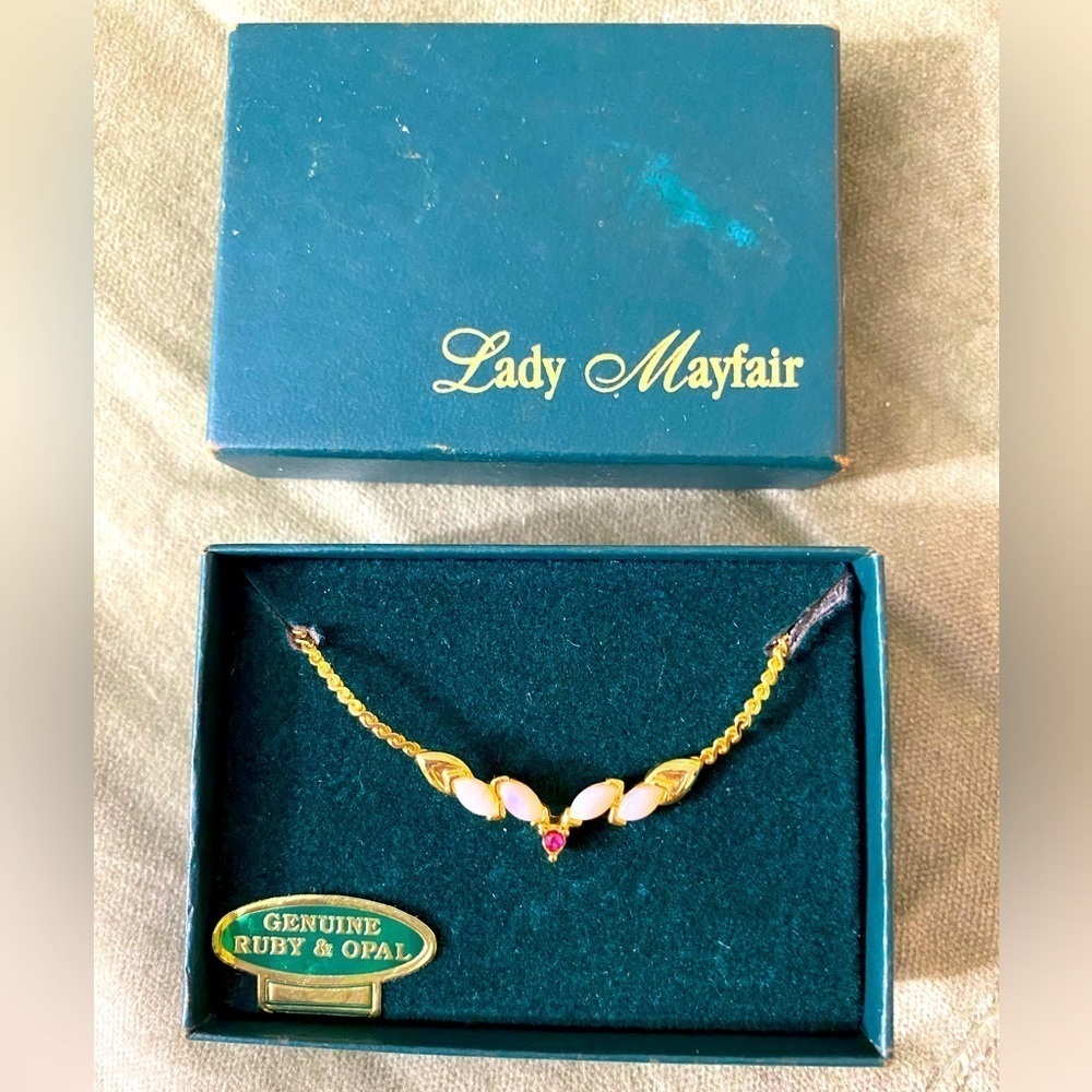 VINTAGE LADY
SEDGWICK GENUINE
RUBY & OPAL
NECKLACE 17" IN THE ORIGINAL #12-98